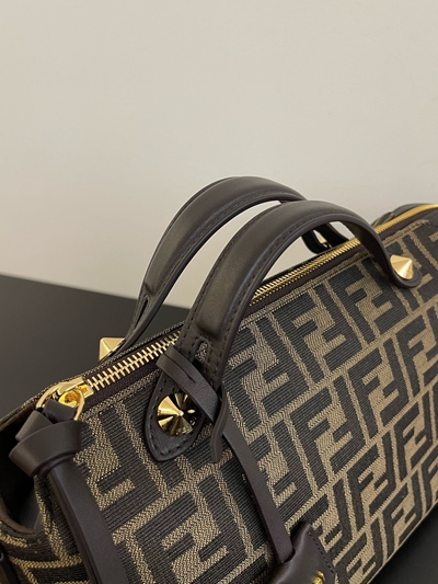 フェンディバッグ側面デザイン